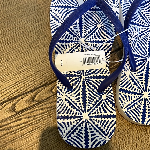 NWT Gap Flip Flops - Picture 4 of 4